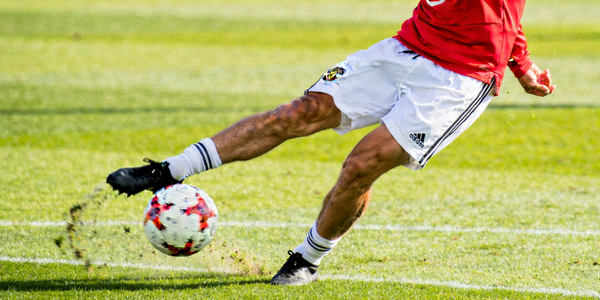 足球运动员在训练中练习射门技术